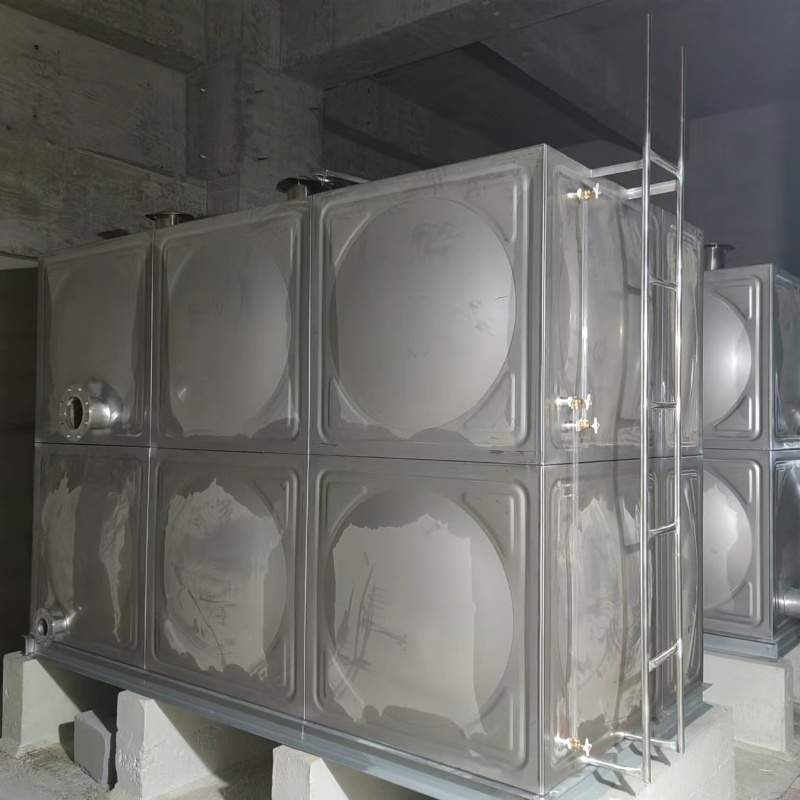 唐山市不鏽鋼生活水箱安裝完成