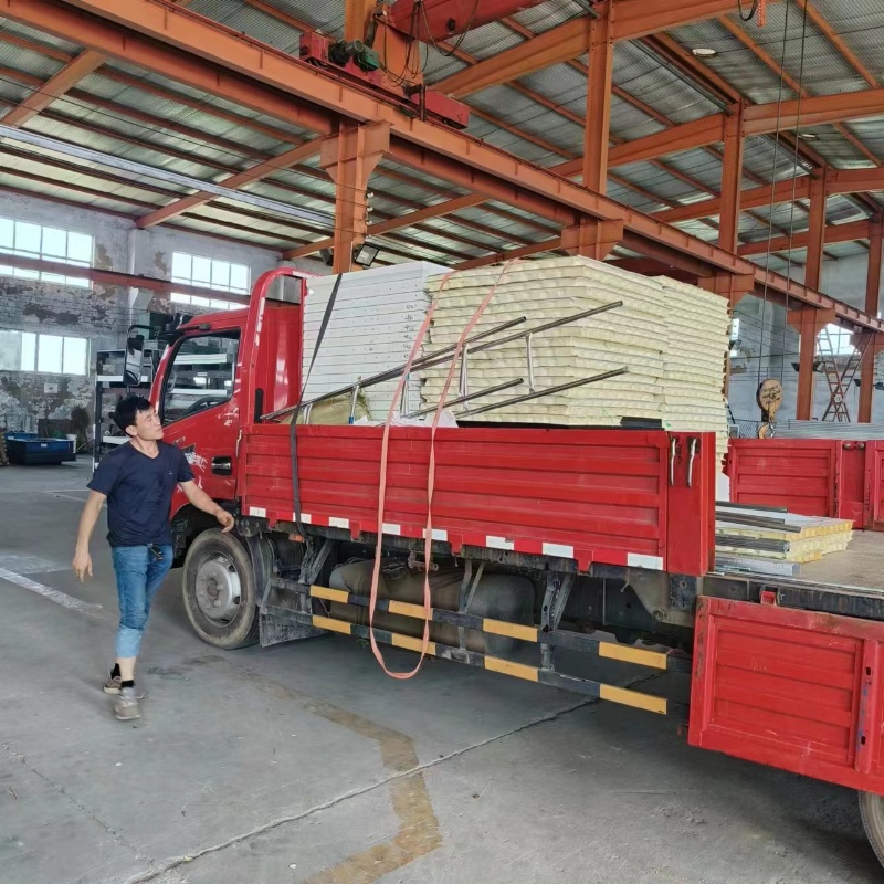 濟甯玻璃鋼保溫水箱發貨一車